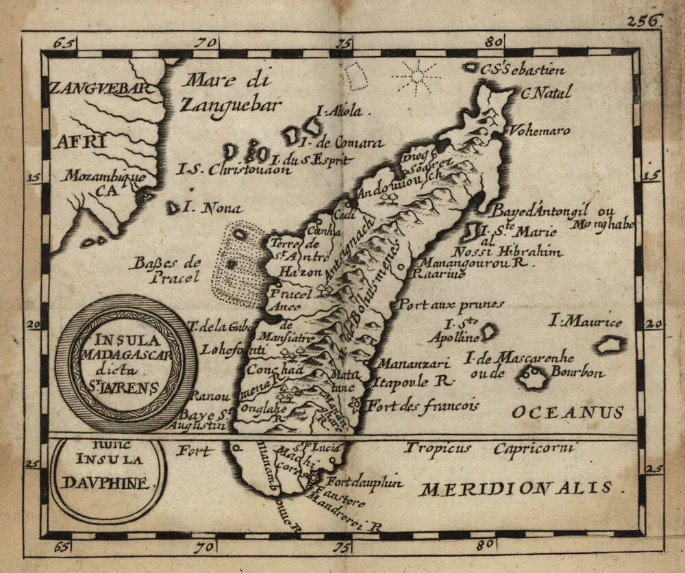Carte gravée ancienne de Madagascar en noir et blanc. Le littoral est bordé de noms de baies, de caps et de forts sur tout son pourtour. L'intérieur ne porte aucun lieu : il est occupé par des hachures figurant une chaîne de montagnes. Deux cartouches ronds portent « Insula Madagascar dicta St Lavrens » et « nunc Insula Dauphine ».