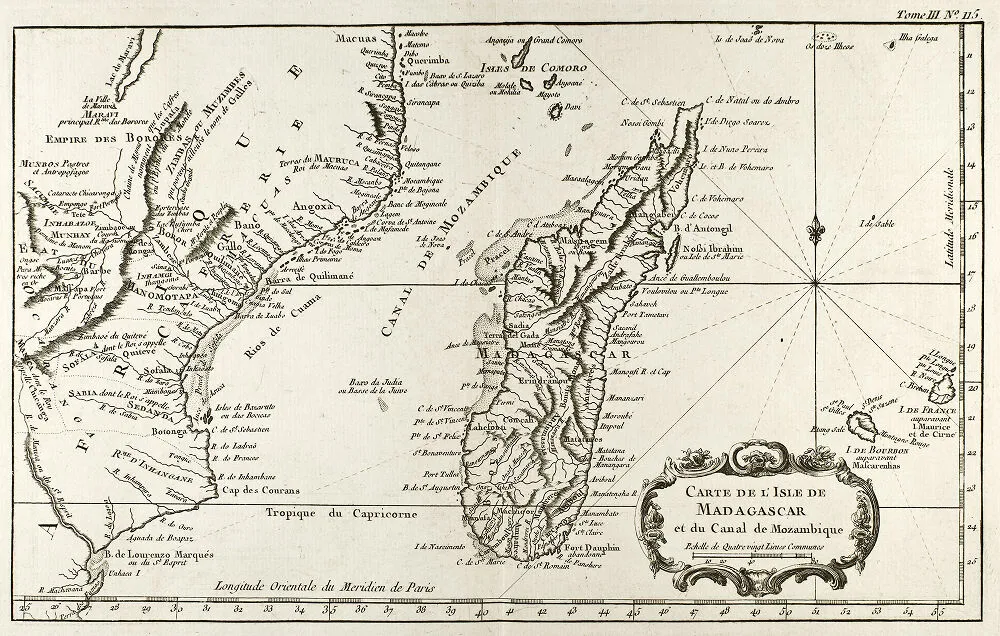 Carte gravée du canal du Mozambique. À gauche, la côte africaine porte en capitales une dizaine de noms de royaumes et d'États répartis dans les terres. À droite, Madagascar ne porte que des noms de baies et de caps le long du littoral ; son intérieur n'est occupé que par des rivières, des reliefs et le mot MADAGASCAR.