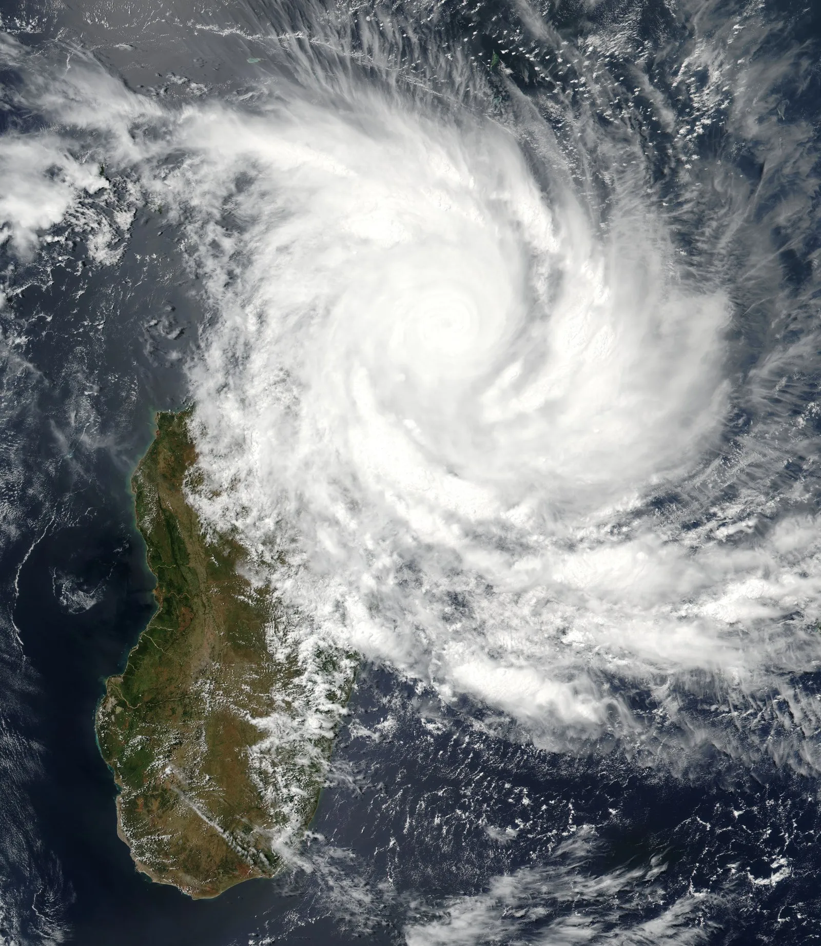 Image satellite du 7 mars 2017 : Madagascar entière, vue du dessus, avec la spirale nuageuse du cyclone Enawo posée sur la pointe nord-est de l'île et s'étalant sur l'océan à l'est.