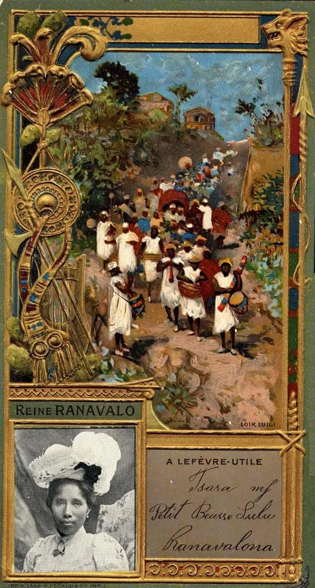 Carte publicitaire dans un encadrement Art nouveau doré : en médaillon, le portrait photographique d'une femme coiffée d'un large chapeau clair ; à droite, un texte manuscrit et une signature ; au fond, une foule de personnes en vêtements clairs dans un paysage. En haut à gauche, le cartouche « Reine RANAVALO ».