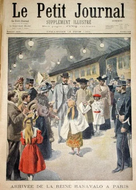 Une de journal illustré : un quai de gare sous une verrière, un train à l'arrêt, une foule en chapeaux et robes claires, des gendarmes, et au centre une fillette en robe rouge tendant un bouquet à une femme en manteau clair. Titre : ARRIVÉE DE LA REINE RANAVALO A PARIS.
