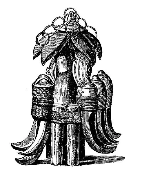 Gravure ancienne : un objet cylindrique emmailloté d'étoffes et de liens, hérissé de pendeloques et de cornes, posé sur un support.